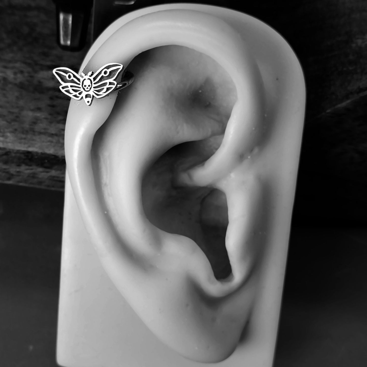 Death's Head Moth Captive Bead Ring - Metal Lotus