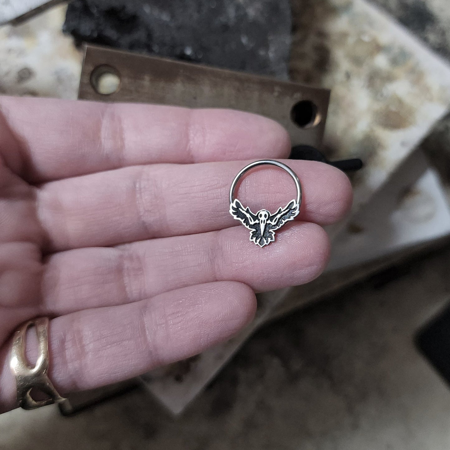 Skull Raven Captive Bead Ring - Metal Lotus